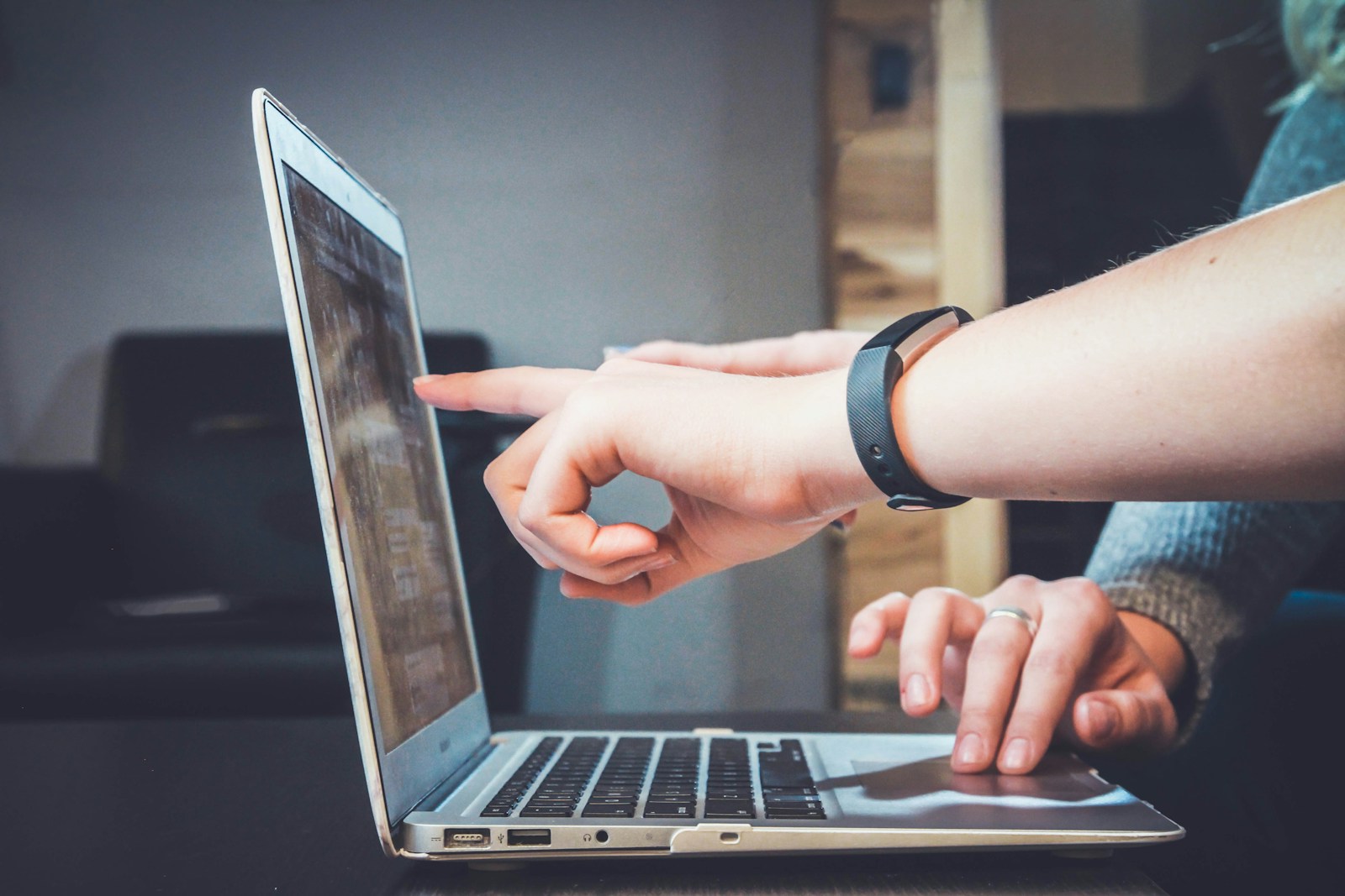 Digital Intimacy Without the Chase: Healthy Boundaries for Live Cam Viewing